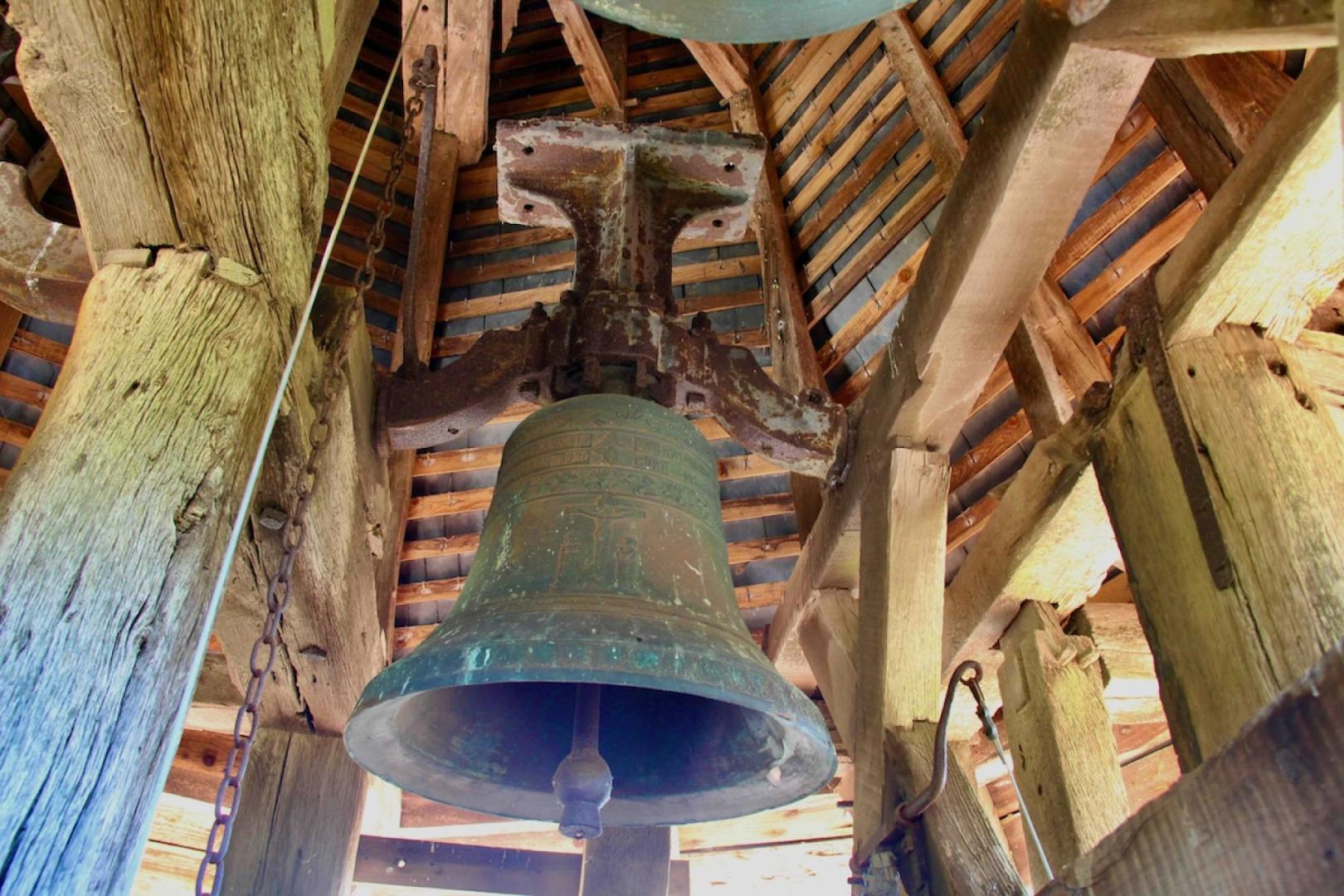 Eglise cloche vue complete.jpeg